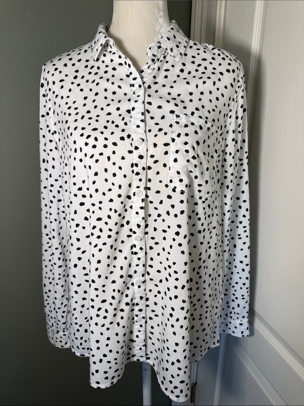 BeachLunchLounge White Black Spotted Button Down Shirt L/G